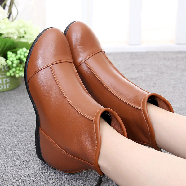 Alkalmi női bőrcsizma cipzárral, lapos talppal