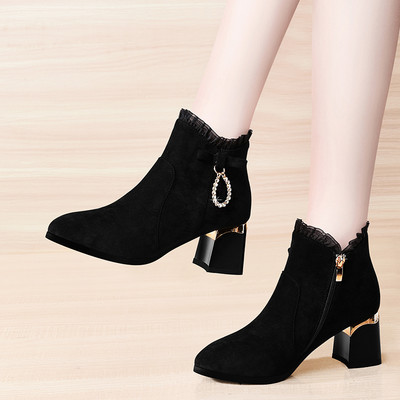 Κομψές γυναικείες μπότες με χοντρά τακούνια - διάφορα μοντέλα