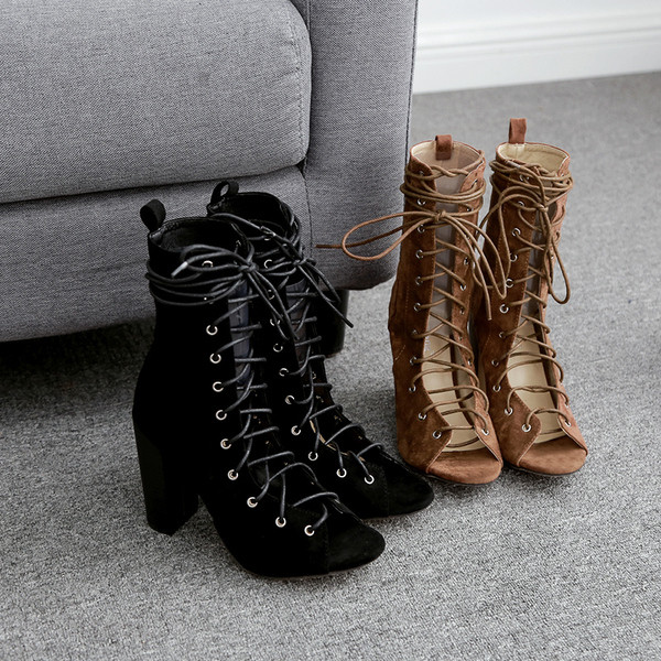 Modern női csizma magassarkúval és fűzővel - tavaszra és nyárra alkalmas