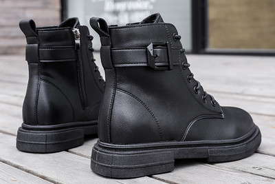 Praegused tõmbluku ja paeltega naiste saapad - mitu mudelit