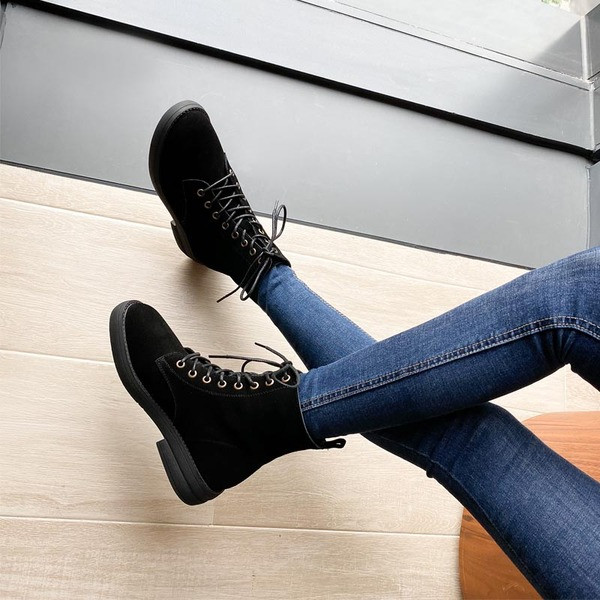 Női alkalmi csizma öko velúrból, fűzővel és lapos talppal