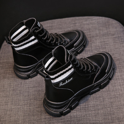 Alkalmi női csizma fűzővel és gumival