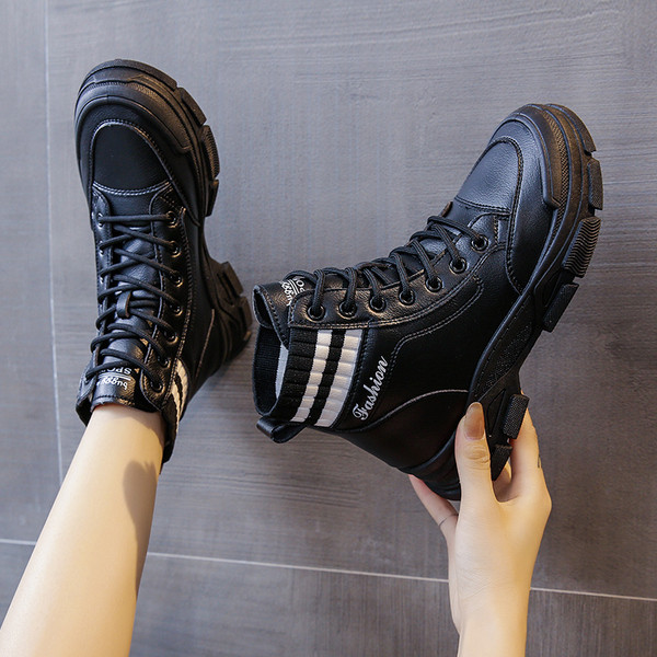 Alkalmi női csizma fűzővel és gumival