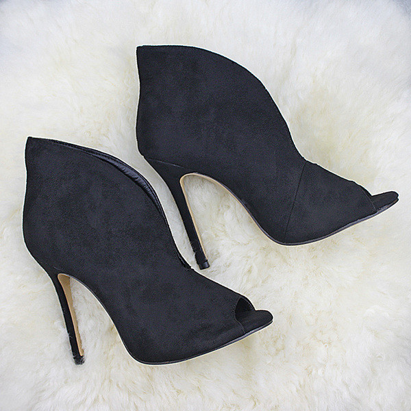 Új magassarkú női cipőmodell - öko velúrból