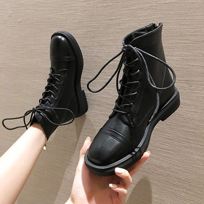 Μοντέρνες γυναικείες μπότες από οικολογικό δέρμα, στρογγυλεμένο μοντέλο με επίπεδη σόλα και κορδόνια