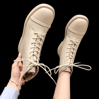 Μοντέρνες γυναικείες μπότες από οικολογικό δέρμα, στρογγυλεμένο μοντέλο με επίπεδη σόλα και κορδόνια