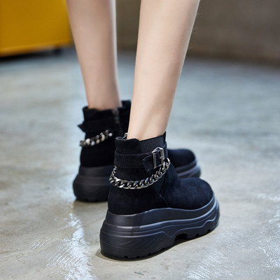 Γυναικείες μπότες σουέτ με μεταλλικό στοιχείο - δύο μοντέλα