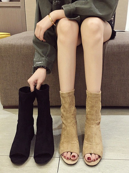 Öko velúrból készült női csizma új modellje nyitott orrral és vastag sarokkal