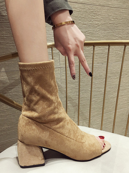 Öko velúrból készült női csizma új modellje nyitott orrral és vastag sarokkal