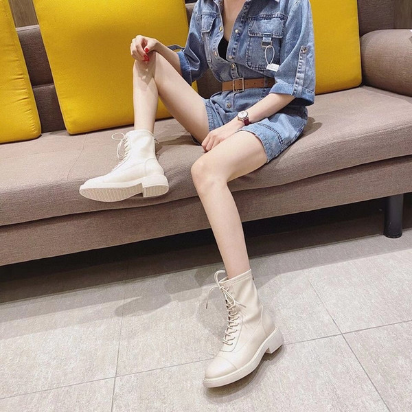 Naiste Kuuba saapad paelte ja lameda tallaga