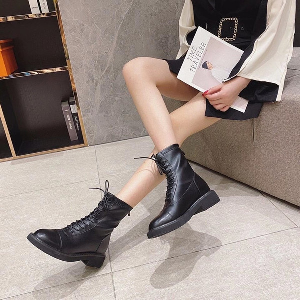 Naiste Kuuba saapad paelte ja lameda tallaga