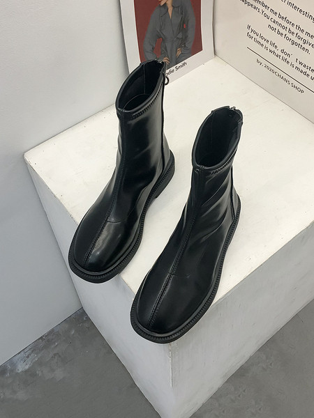 Eko bőrből készült lekerekített női csizma, lapos talppal