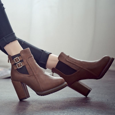 Női csizma új modellje csattal - műbőr fekete és barna színben