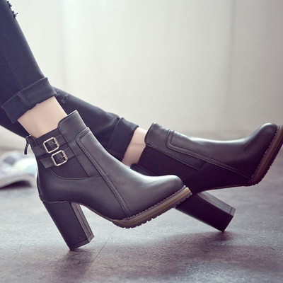 Női csizma új modellje csattal - műbőr fekete és barna színben