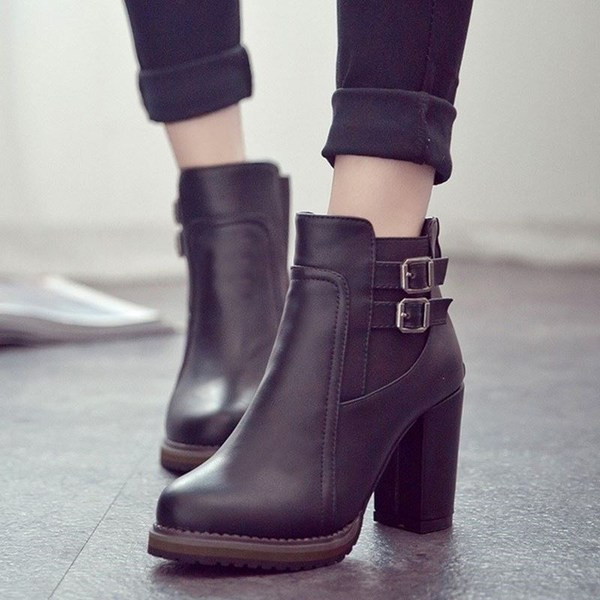 Női csizma új modellje csattal - műbőr fekete és barna színben