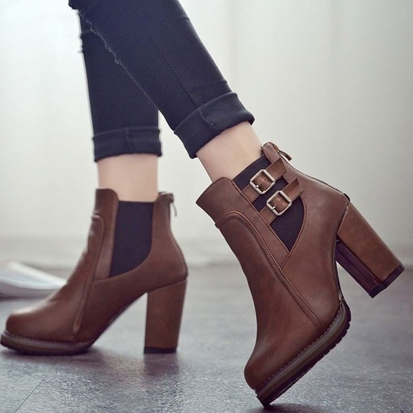 Női csizma új modellje csattal - műbőr fekete és barna színben