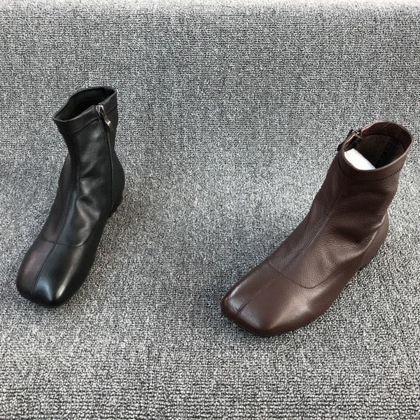 Naiste saapad ümara kujuga lameda talla ja lukuga