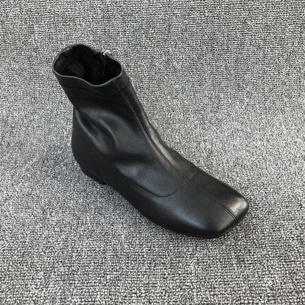 Naiste saapad ümara kujuga lameda talla ja lukuga