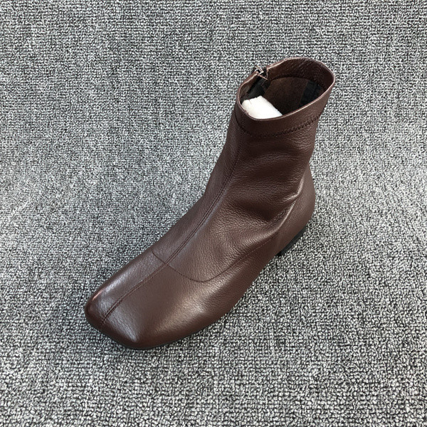 Naiste saapad ümara kujuga lameda talla ja lukuga