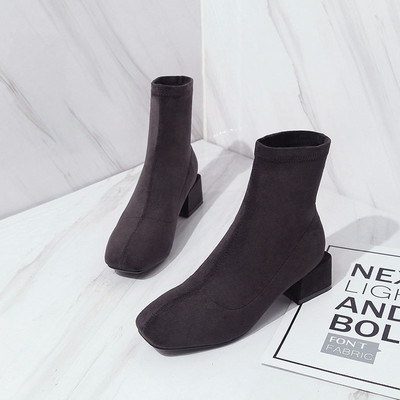 Öko velúrból készült, lekerekített női csizma alacsony vastag sarokkal