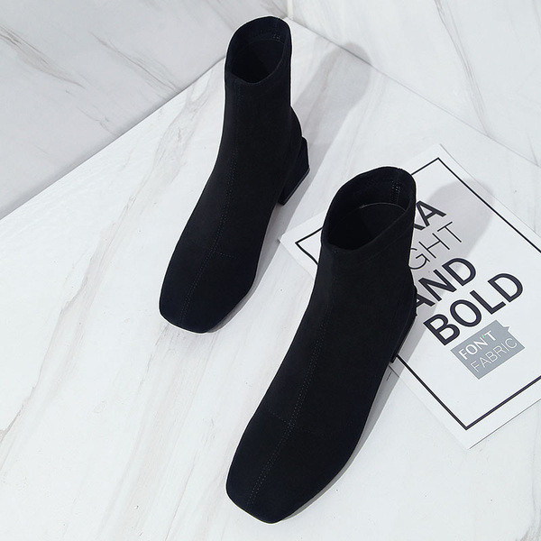 Öko velúrból készült, lekerekített női csizma alacsony vastag sarokkal