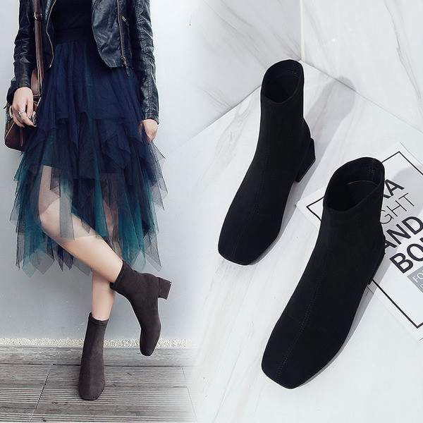 Öko velúrból készült, lekerekített női csizma alacsony vastag sarokkal