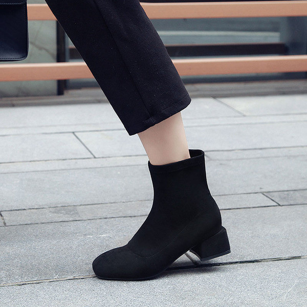 Öko velúrból készült, lekerekített női csizma alacsony vastag sarokkal