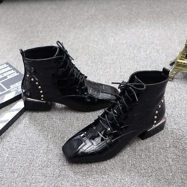 Őszi patentos csizma fém szegecsekkel