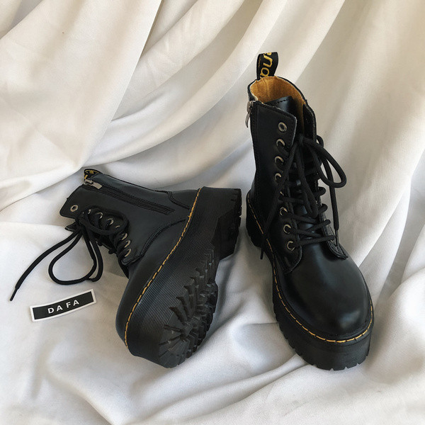 Bőr női csizma magas talppal