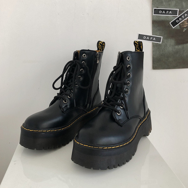 Bőr női csizma magas talppal