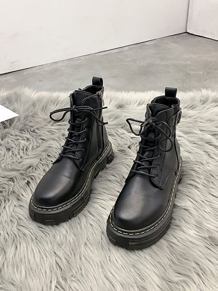 Női alkalmi csizma fekete színben műbőrből, fűzővel