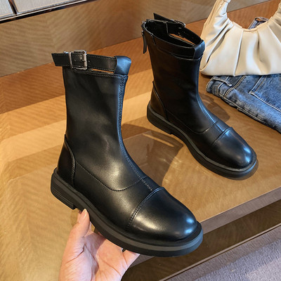 Έκο δερμάτινες γυναικείες μπότες στρογγυλεμένες με επίπεδη σόλα και αγκράφα