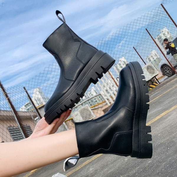 Mustad naiste retrostiilis saapad krobelise tallaga