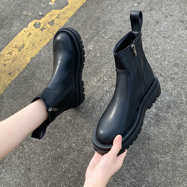 Mustad naiste retrostiilis saapad krobelise tallaga