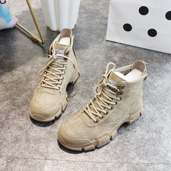 Velúr női csizma magas talppal