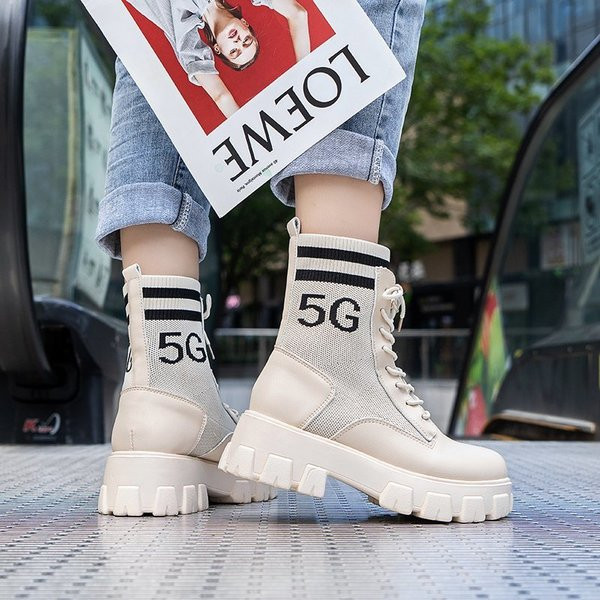 Nahast kõrge talla ja kirjadega naistesaapad