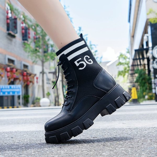 Nahast kõrge talla ja kirjadega naistesaapad