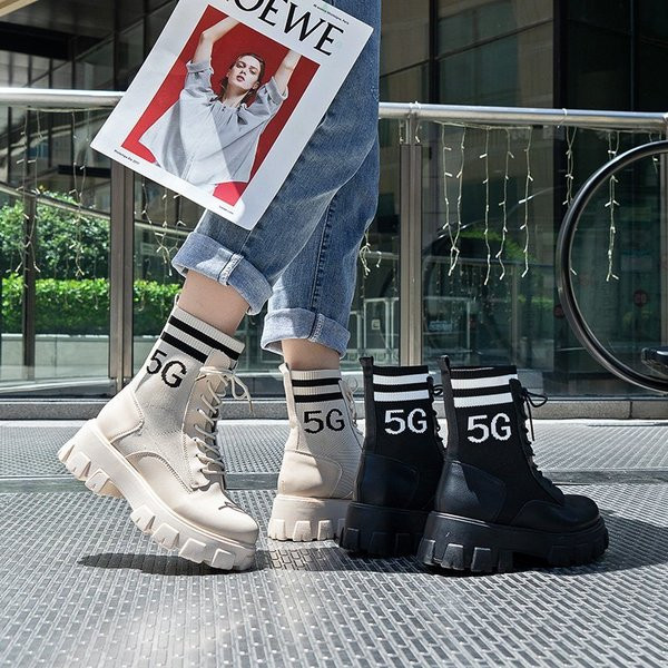 Nahast kõrge talla ja kirjadega naistesaapad