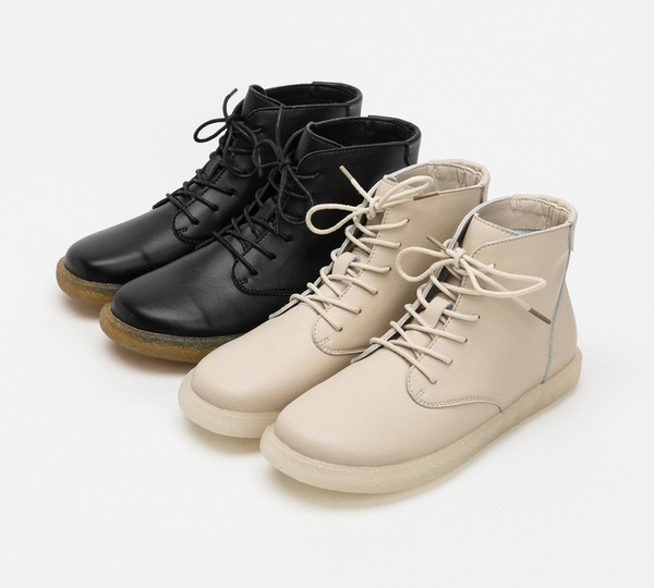 Öko bőrből készült női csizma fűzővel, lapos talppal