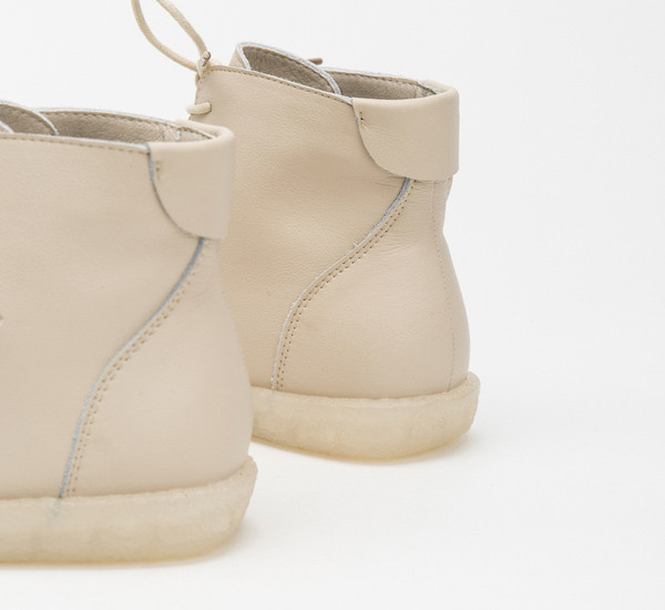 Öko bőrből készült női csizma fűzővel, lapos talppal