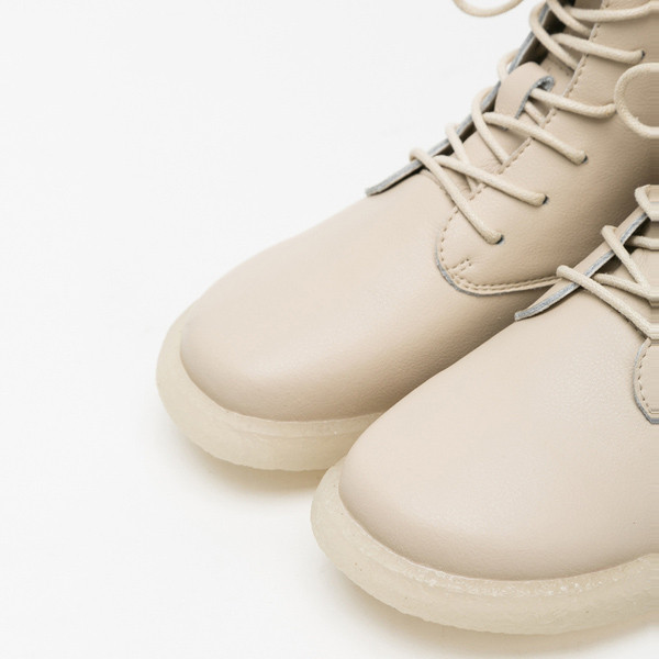 Öko bőrből készült női csizma fűzővel, lapos talppal