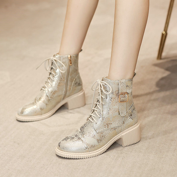 Női alkalmi csizma eko bőrből, fűzővel és csattal