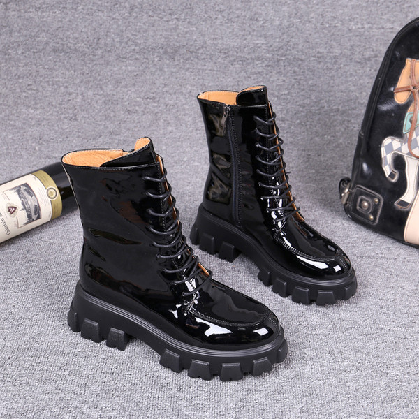 Modern női fekete csizma magas durva talppal