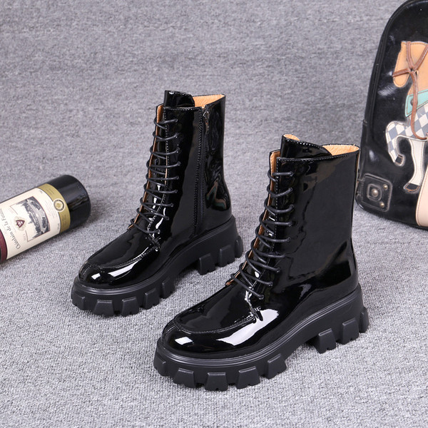 Modern női fekete csizma magas durva talppal