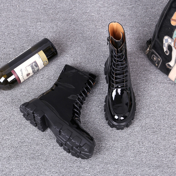 Modern női fekete csizma magas durva talppal