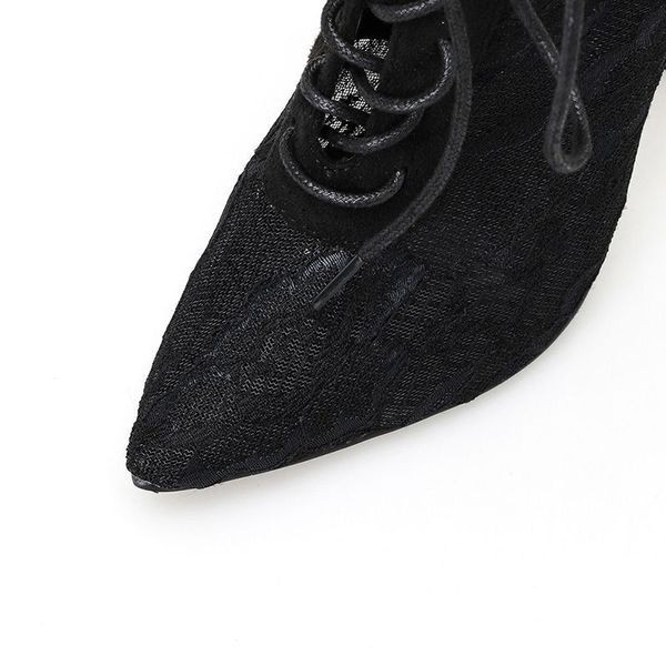 Női alkalmi csizma hálóval és vékony sarokkal, fekete színben