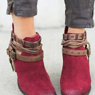 Moodsad paksude kontsade ja pandlaga naiste saapad