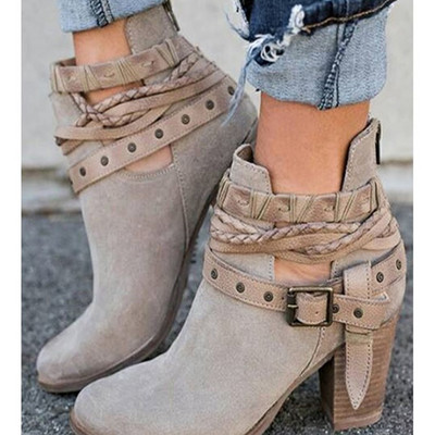 Moodsad paksude kontsade ja pandlaga naiste saapad