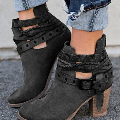 Moodsad paksude kontsade ja pandlaga naiste saapad