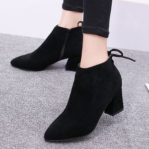 Női velúr csizma cipzárral és vastag sarokkal